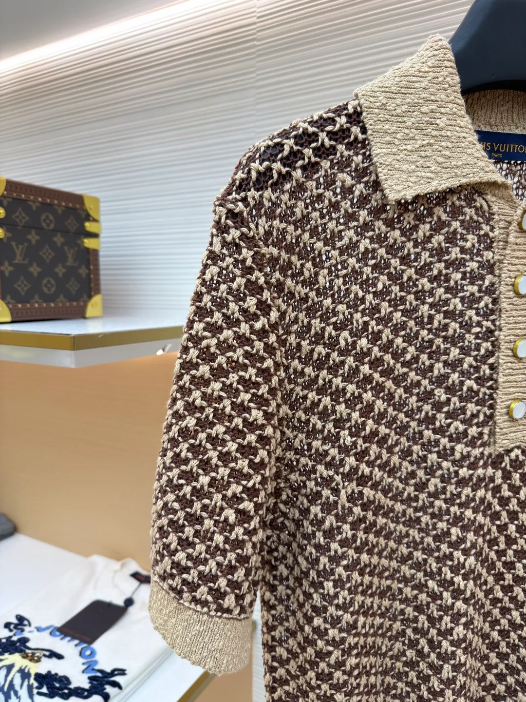 LOUIS VUITTON short-sleeved knitted mesh Polo shirt ●Original version: Purchased and developed for 17999 ●Item number: 1682531-B20 ●Fabric: cotton fabric ●Technology: knitted ●Color: brown ●Version: fitted version ●Weight: about 340 grams ●Size: S-M-L-XL ●Description: This LOUIS VUITTON houndstooth knitted Polo shirt is woven with high-quality wool blended gold and silver threads. It uses jacquard knitting technology to create a houndstooth texture. The pattern is three-dimensional and full of metallic luster. The fabric is both soft and skin-friendly and stiff, and is not easy to pill or snag. The neckline is a classic Polo lapel design, the custom-made mother-of-pearl buttons at the placket have a warm texture, and the brand metal logo on the body is hand-inlaid, which is strong and highlights the luxury quality. The cuffs and hem are ribbed in the same color, with moderate elasticity to fit the body shape. The overall cut is a loose silhouette, the shoulders are seamlessly spliced, the stitching is straight and fine, the customized accessories and three labels are complete, and the detailed craftsmanship shows the brand's ingenuity. It is suitable for various wear scenarios such as daily leisure and light business. The overall wiring is straight and delicate, the fabric is comfortable and soft, and the color is consistent without color difference. It can be matched with the same style to create a fashionable look and control various occasions. Customized accessories, complete with three standards, same style for men and women!
